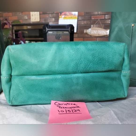 🦄 $200 Reef Medium Zippered Crossbody Tote 🦄 - Picture 3 of 4